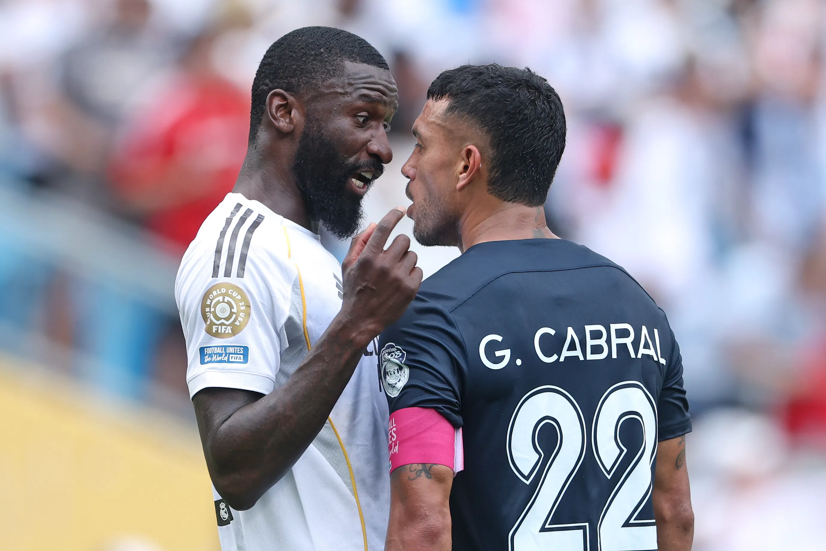 Gustavo Cabral discute con Antonio Rüdiger. (Getty Images)