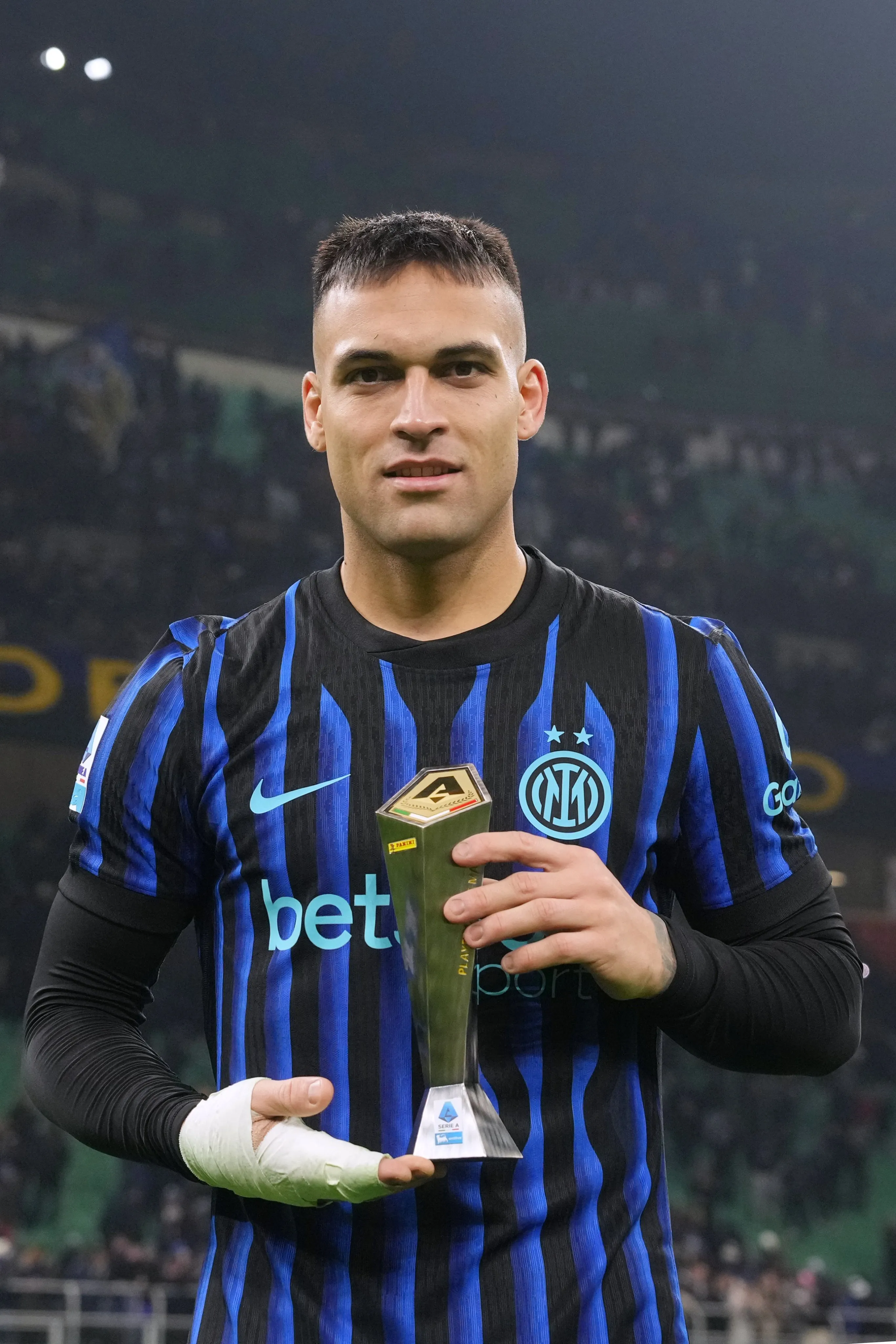 Lautaro Martínez con el premio MVP del Inter vs. Bologna.