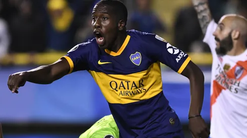 Jan Hurtado, durante su estadía en Boca al anotarle un gol a River.