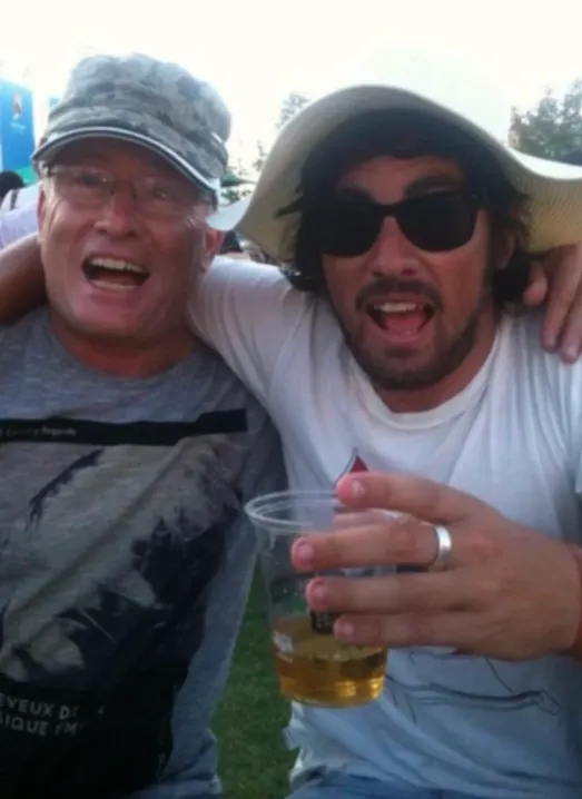 Todd Ley bebiendo con su padre. (Foto: archivo Todd Ley).