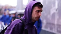 Dibu Martínez salió lesionado vs. Crystal Palace y podría perderse el partido con el Tottenham. Sería su sexta ausencia en la temporada 2025/2026.