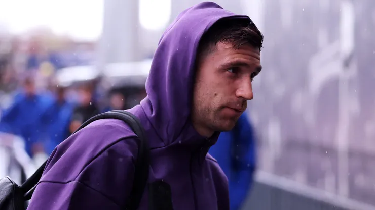 Dibu Martínez salió lesionado vs. Crystal Palace y podría perderse el partido con el Tottenham. Sería su sexta ausencia en la temporada 2025/2026.