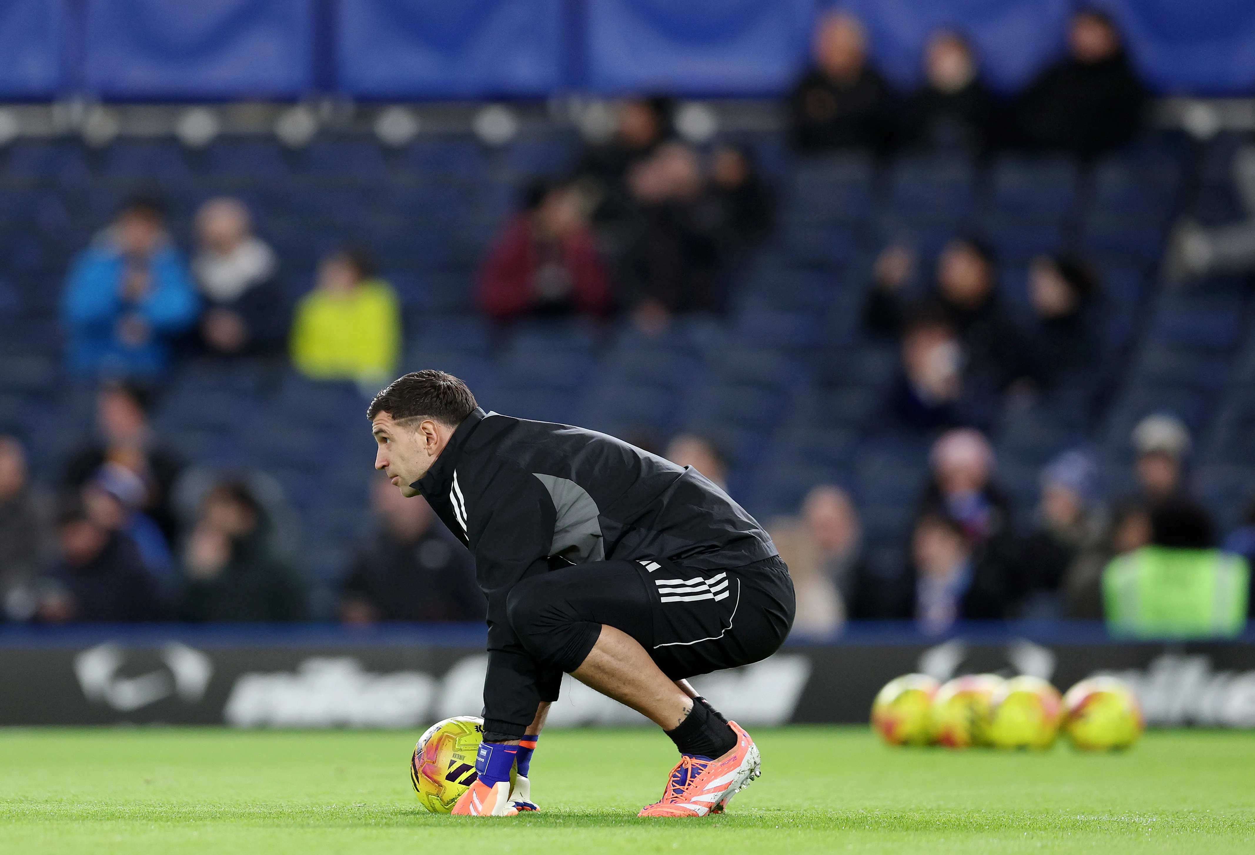 Emiliano Martínez sufrió una lesión en la pantorrilla según detalló Unai Emery. (Getty).