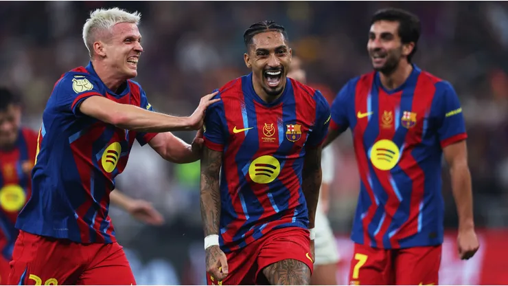 Raphinha festeja su doblete ante Real Madrid.