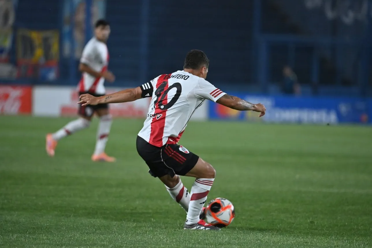 Juan Fernando Quintero con la pelota. (Foto: Prensa River)