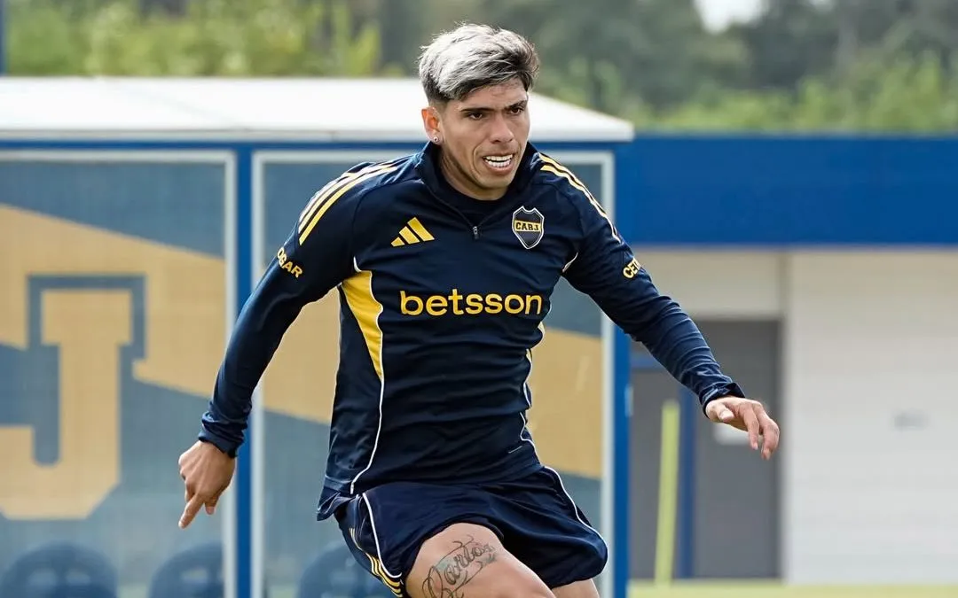 Carlos Palacios se entrena diferenciado por un dolor en su rodilla derecha (Prensa Boca).
