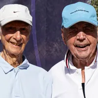 102 vs. 97 años: con marcapasos, caderas y rodillas nuevas, el partido oficial que rompió récords en el tenis