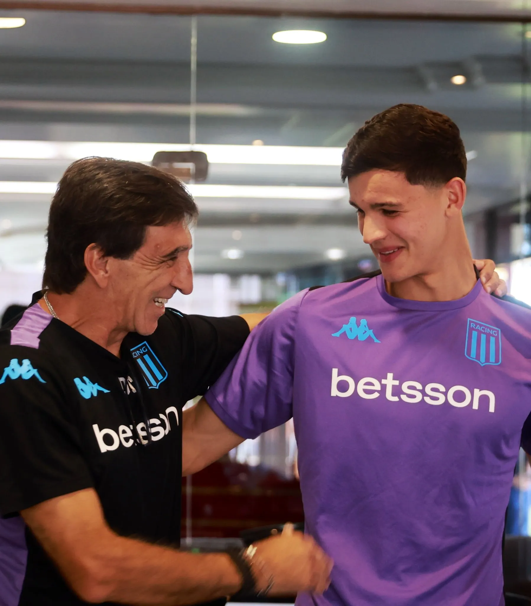 El encuentro entre Gustavo Costas y Valentín Carboni. (Foto de Racing en X).
