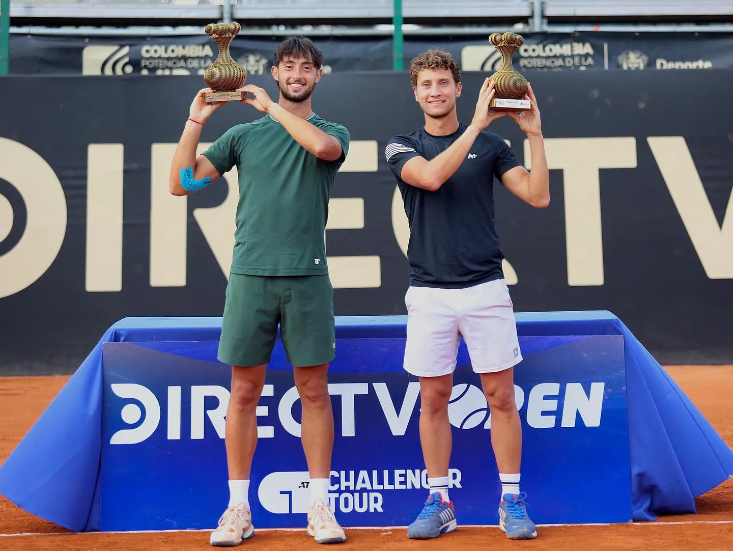 Con Thiago Tirante jugando dobles. Foto Archivo.