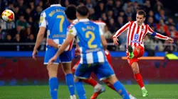 El remate de Antoine Griezmann que termina en gol de Atlético de Madrid ante Deportivo La Coruña.