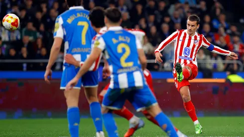 El remate de Antoine Griezmann que termina en gol de Atlético de Madrid ante Deportivo La Coruña.