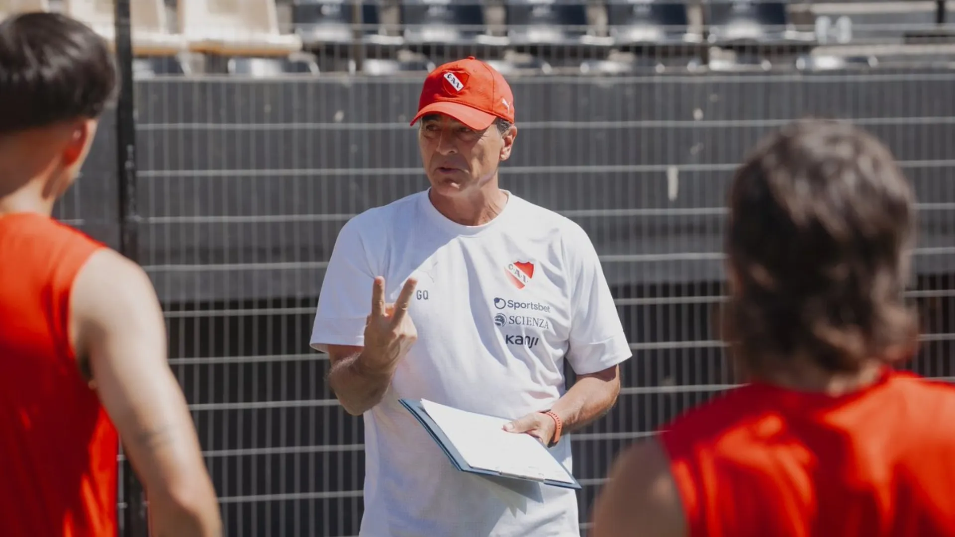 Gustavo Quinteros, DT del Rojo. (Foto: Prensa Independiente)