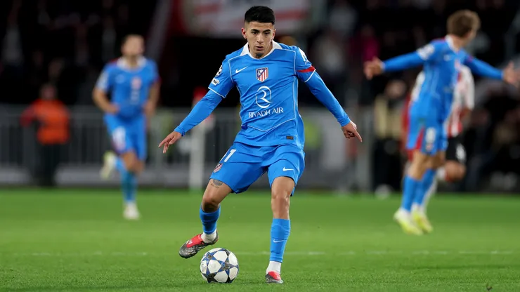El representante de Thiago Almada está presionando a la dirigencia del Atlético de Madrid para que el jugador sea transferido al Benfica.