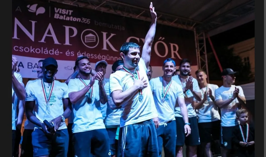 Luciano Vera festejando el ascenso de ETO FC de Hungría. (Foto: Luciano Vera).