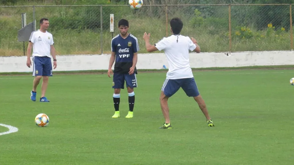 Luciano Vera entrenando bajo la mirada de Lionel Scaloni. (Foto: Luciano Vera).