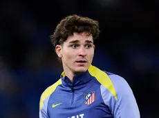 Un alto mando de Atlético de Madrid viajó a París en busca de competencia para Julián Álvarez