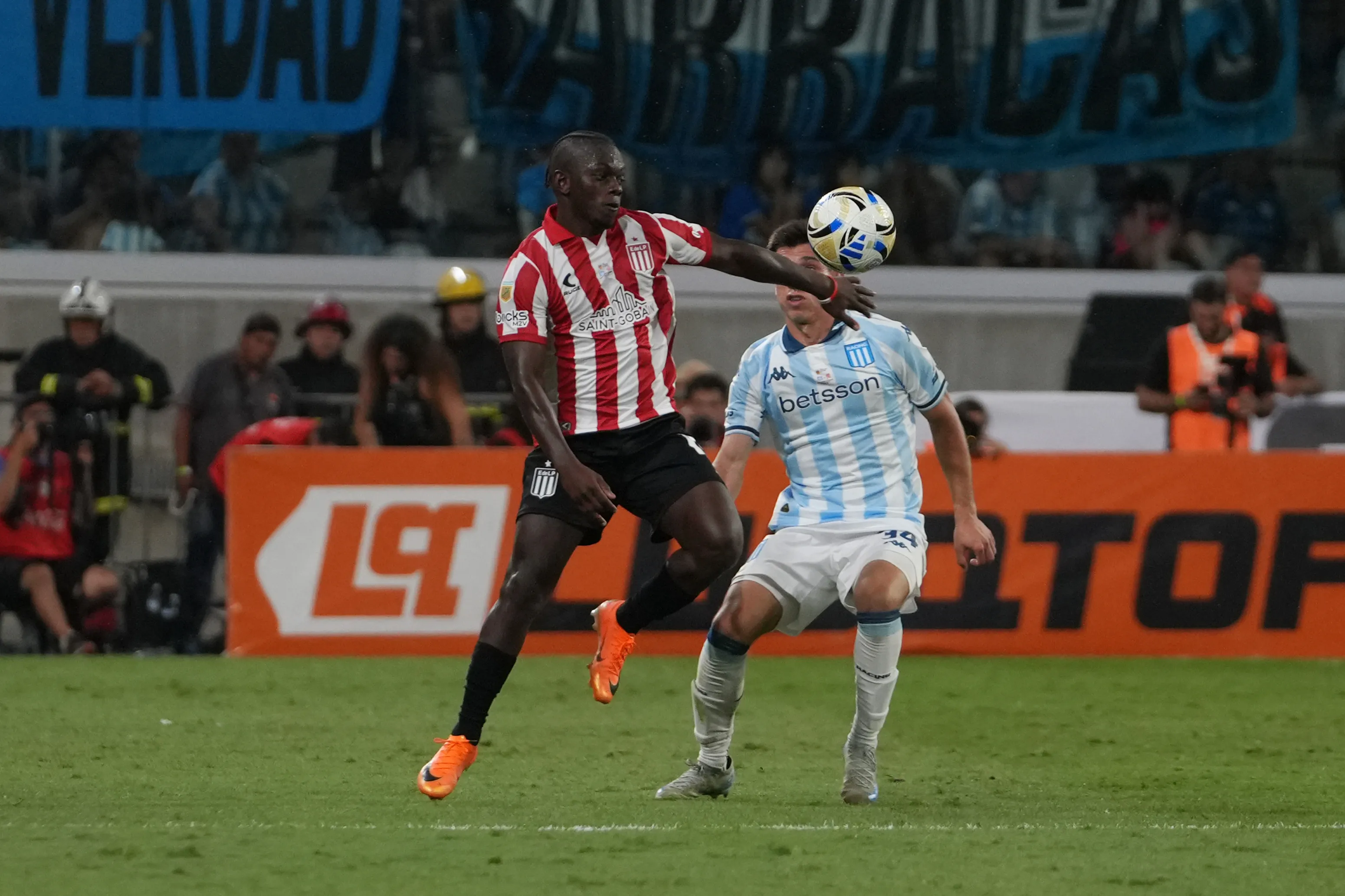 Cetré ante Racing en la final del Clausura. (Foto: Getty).
