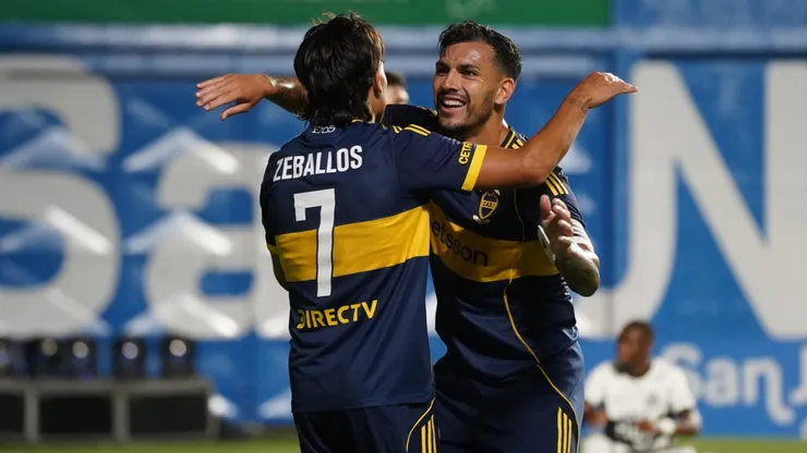 Exequiel Zeballos y Leandro Paredes, durante el amistoso entre Boca y Olimpia.