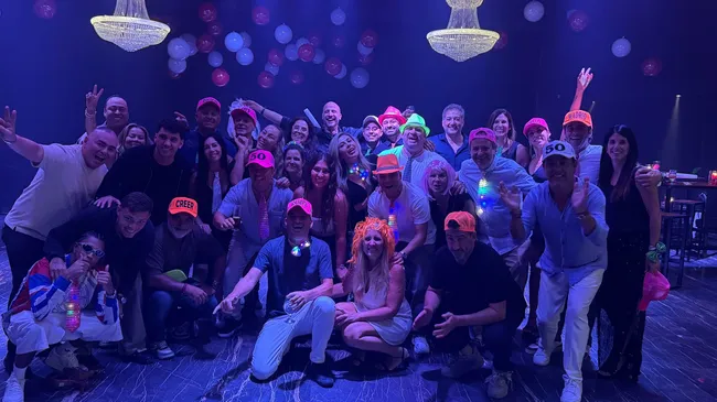 Algunos de los invitados utilizaron gorros que decían “Madrid” y “Creer”. (Foto: @gerald.larosa).