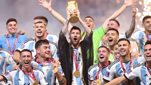 Lionel Messi levantando la Copa del Mundo 2022 en Qatar con la Selección Argentina.
