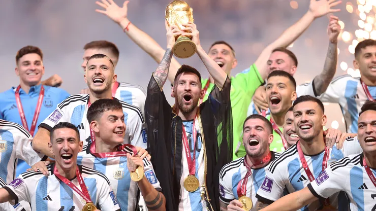 Lionel Messi levantando la Copa del Mundo 2022 en Qatar con la Selección Argentina.