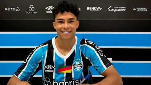 Roger Días firmó su contrato con Gremio.
