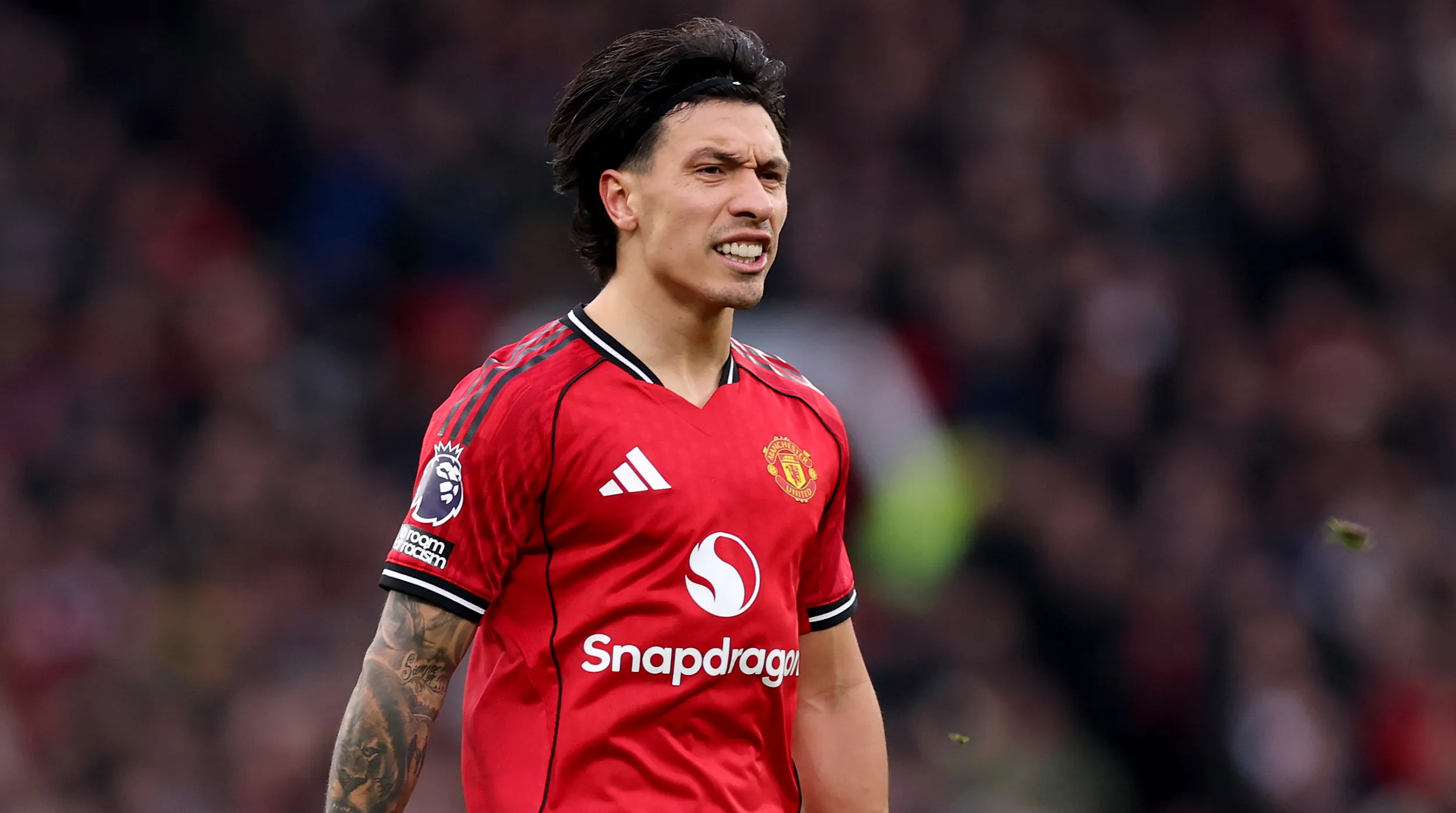 Lisandro Martínez, en el centro de un ida y vuelta mediático en Manchester United (Getty).