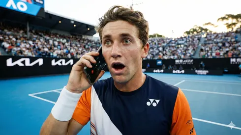 Casper Ruud disputa el Abierto de Australia.
