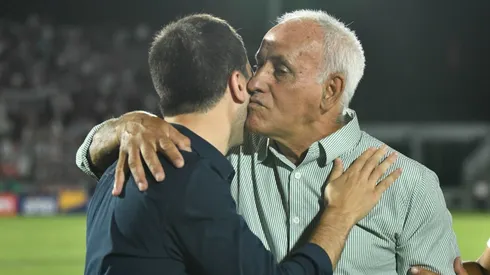 Alzamendi saluda a Di Carlo
