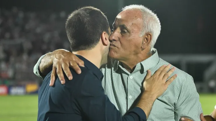 Alzamendi saluda a Di Carlo