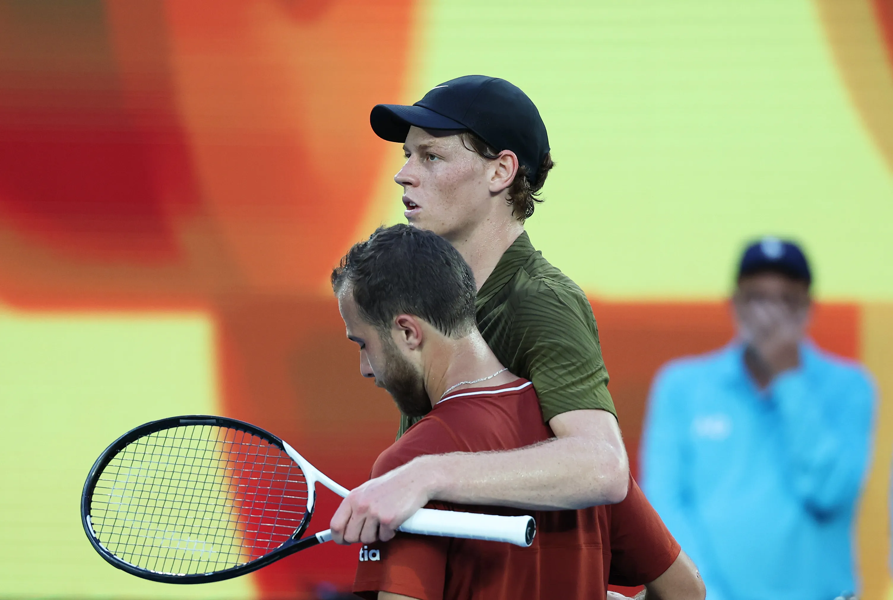Sinner consoló a Hugo Gaston tras su retiro. (Getty).
