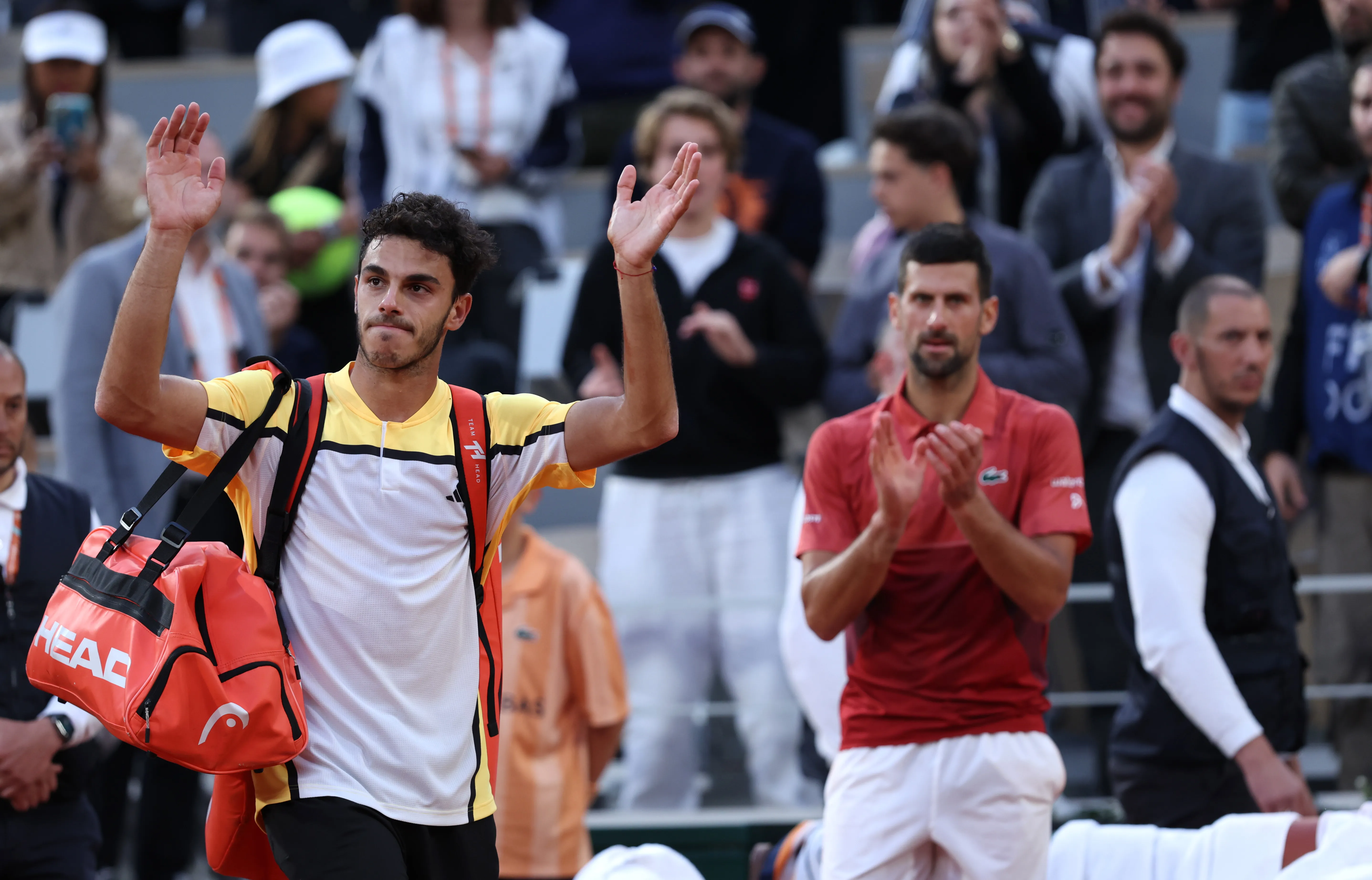 Djokovic aplaude a Cerúndolo tras eliminarlo de Roland Garros 2024. (Foto: Getty).