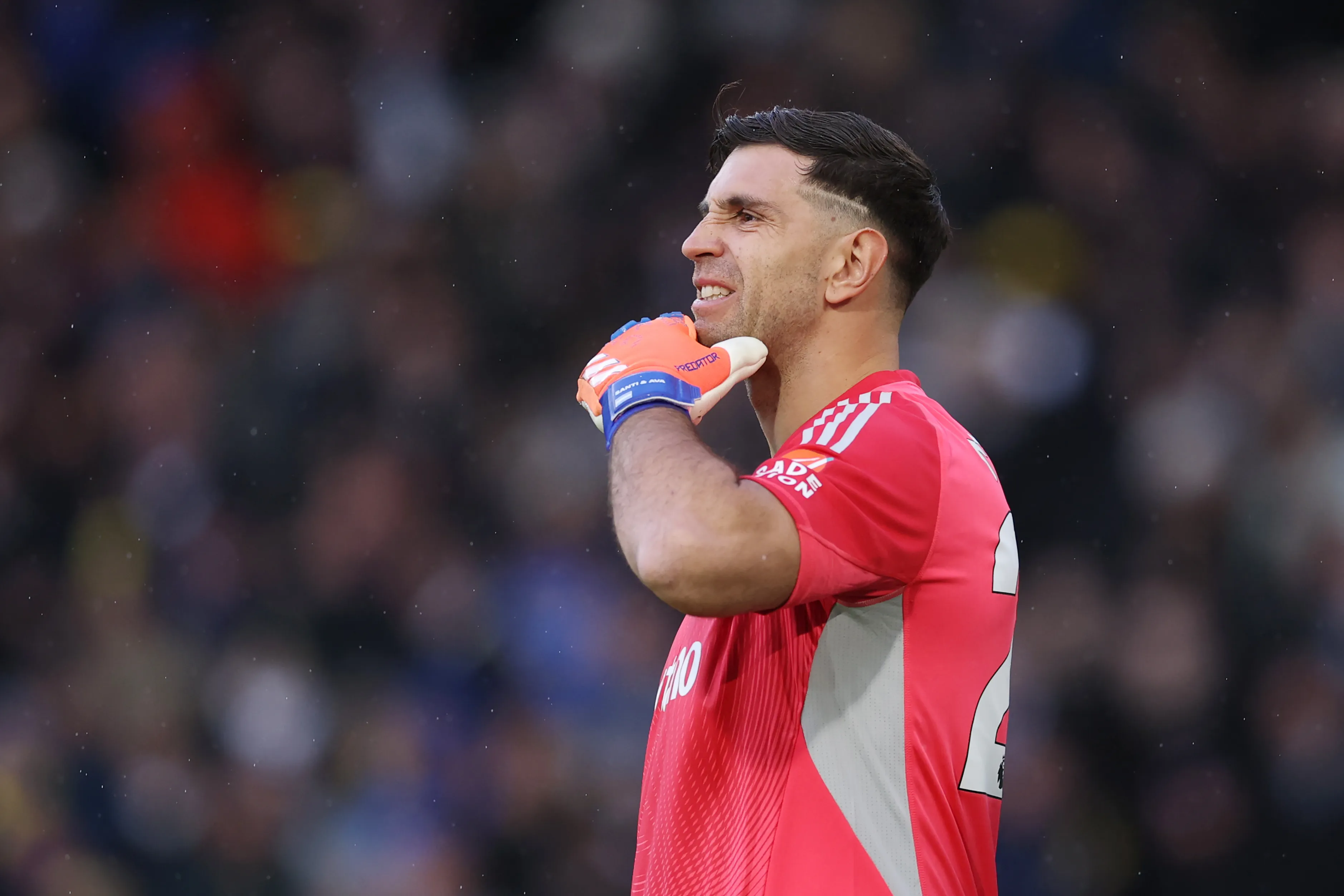 Dibu Martínez está cursando su sexta temporada en Aston Villa y ya ha evaluado con anterioridad un posible cambio de aires. (Getty).