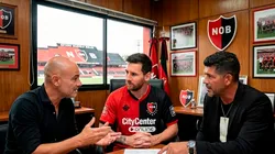 Favio Orsi y Sergio Gómez intentan convencer a Messi de jugar en el club rosarino.