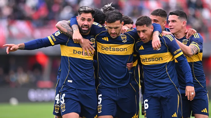 Milton Giménez y Miguel Merentiel, junto a Leandro Paredes.