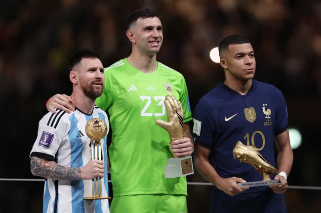 Kylian Mbappé, Lionel Messi y Emiliano Martínez, post final del Mundial 2022. (Getty Images)