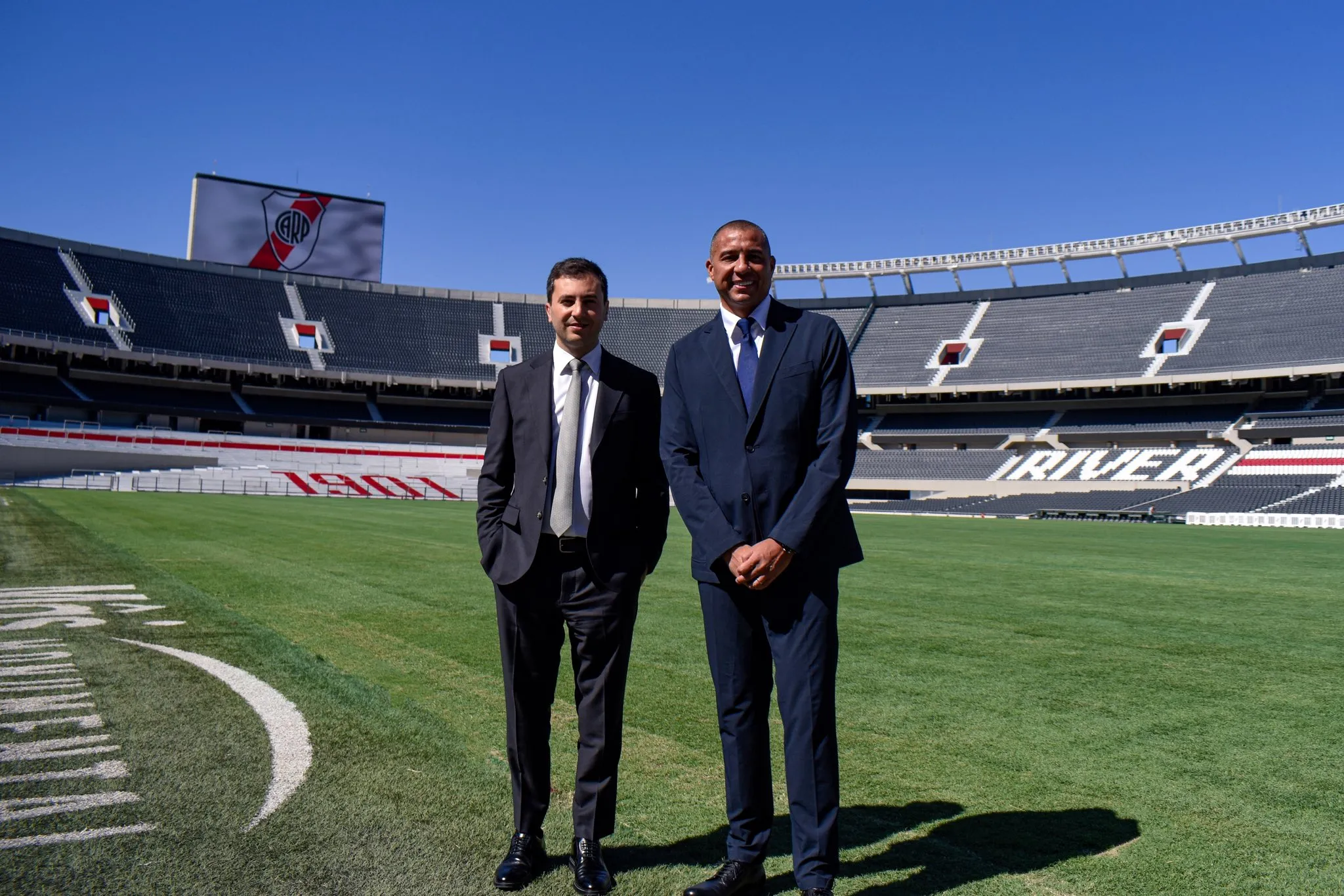 David Trezeguet fue presentado en su nuevo rol junto a Stefano Di Carlo. (Foto: Prensa River)