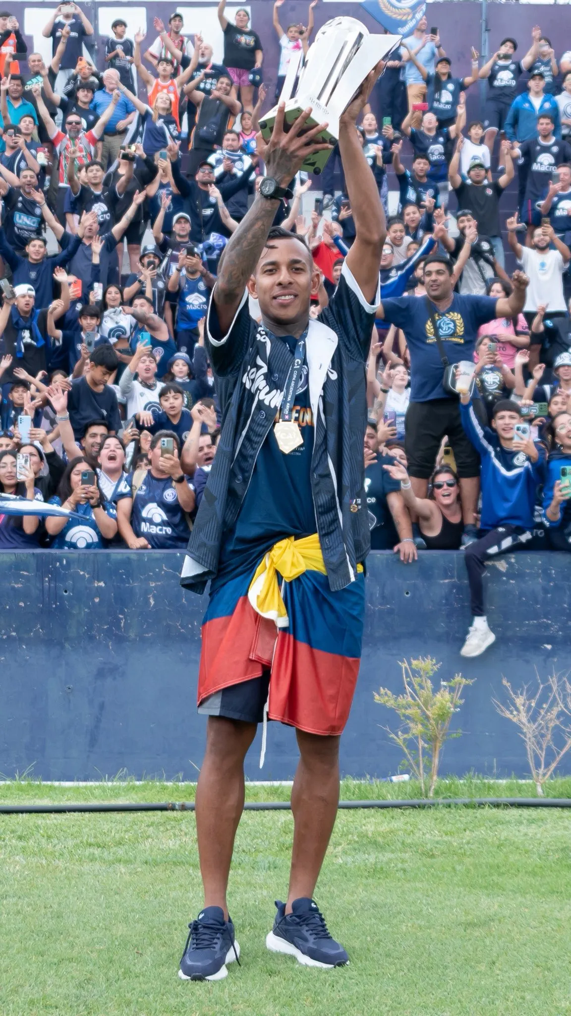 Sebastián Villa con la Copa Argentina. (Foto: Prensa Independiente Rivadavia).