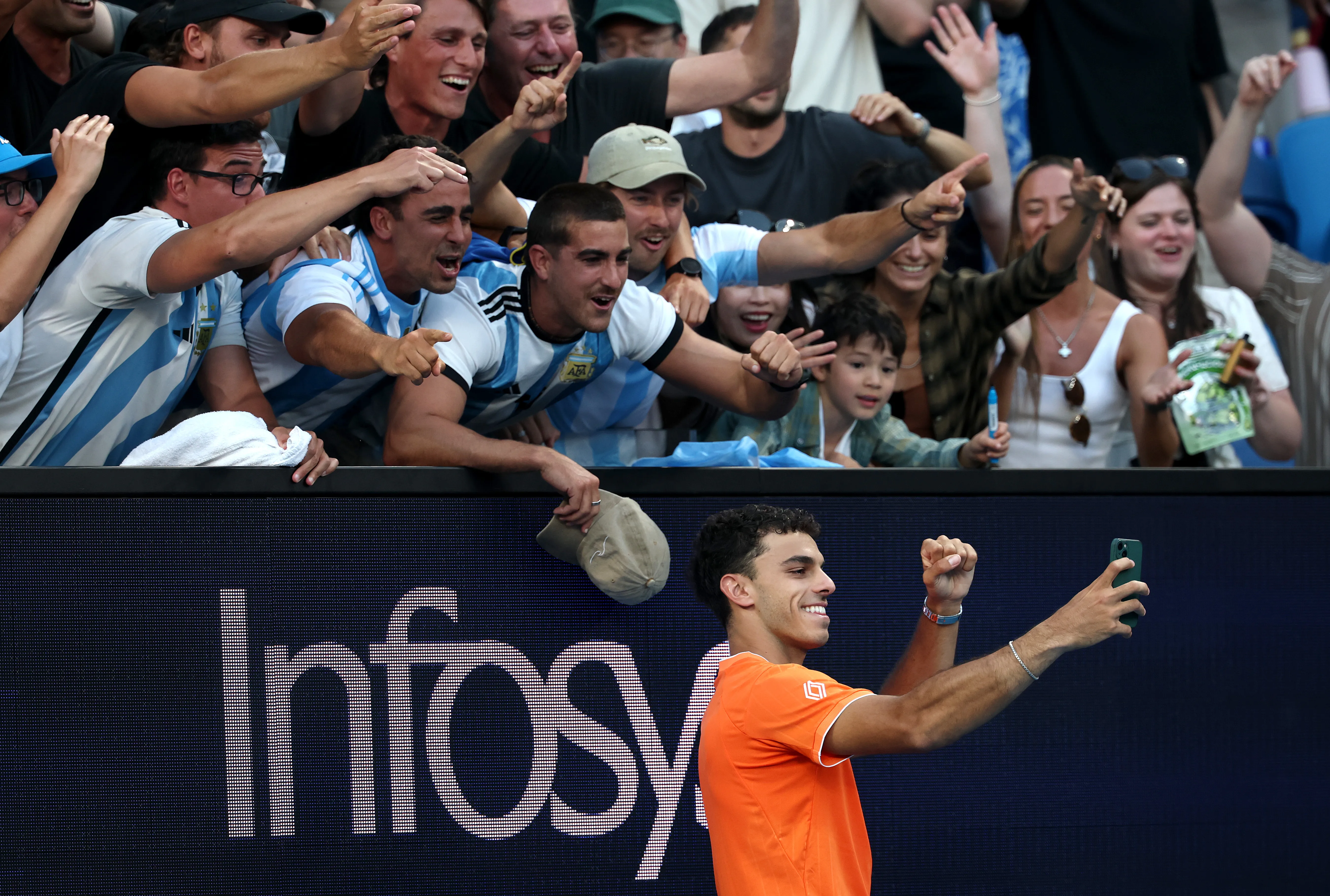 Cerúndolo celebra el pase a octavos de final junto al público argentino. (Foto: Getty).