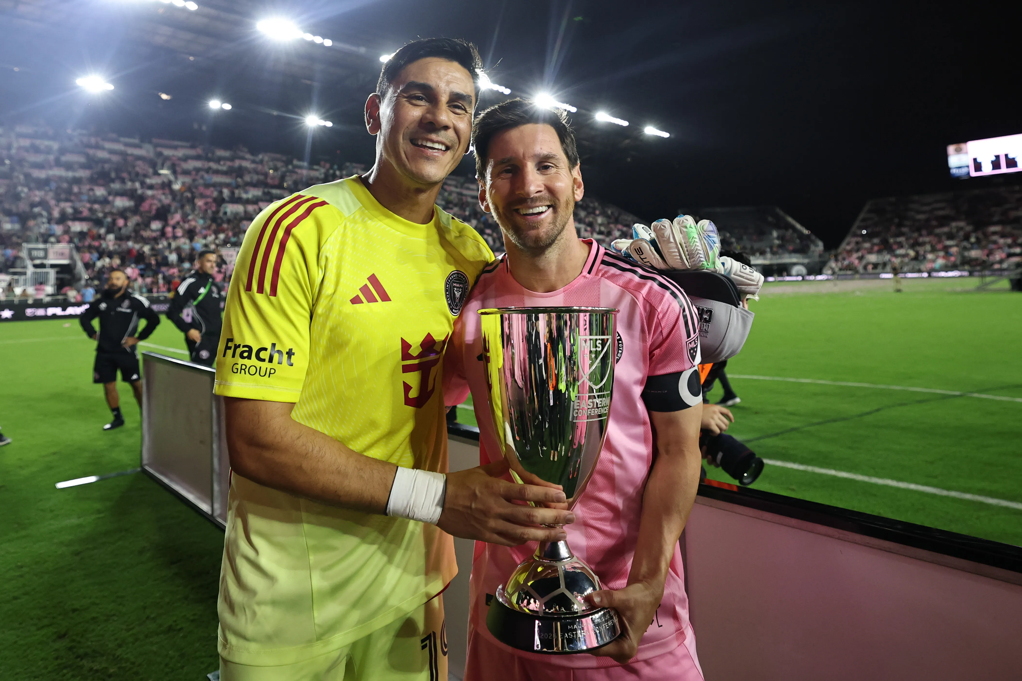 Ustari y Messi posan con la MLS Cup. (Getty).