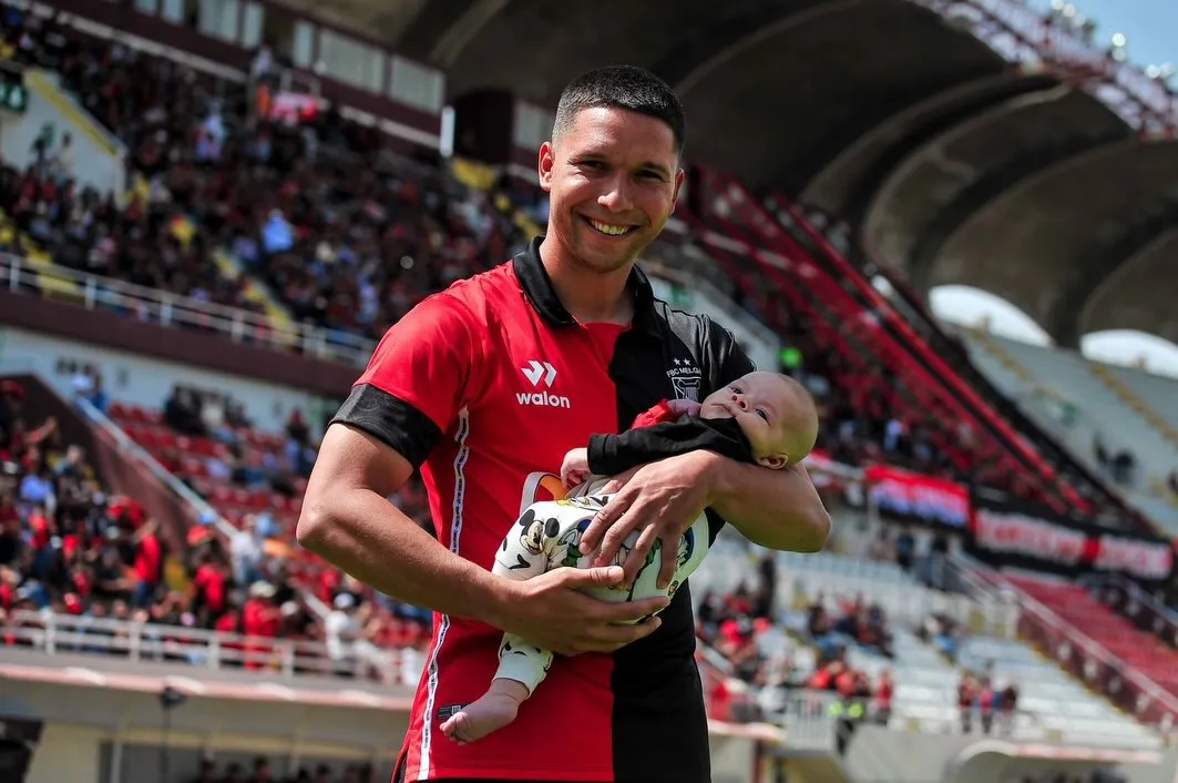 Estuvo tres años en el Melgar de Perú, el equipo donde más jugó. Foto IG.