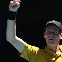 En desventaja y acalambrado, Sinner ganó el partido más dramático de su carrera en Australia