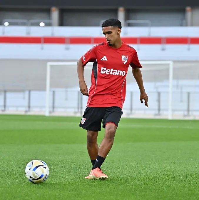 Bajú saldrá cedido una vez que cierre el mercado de pases en Argentina.