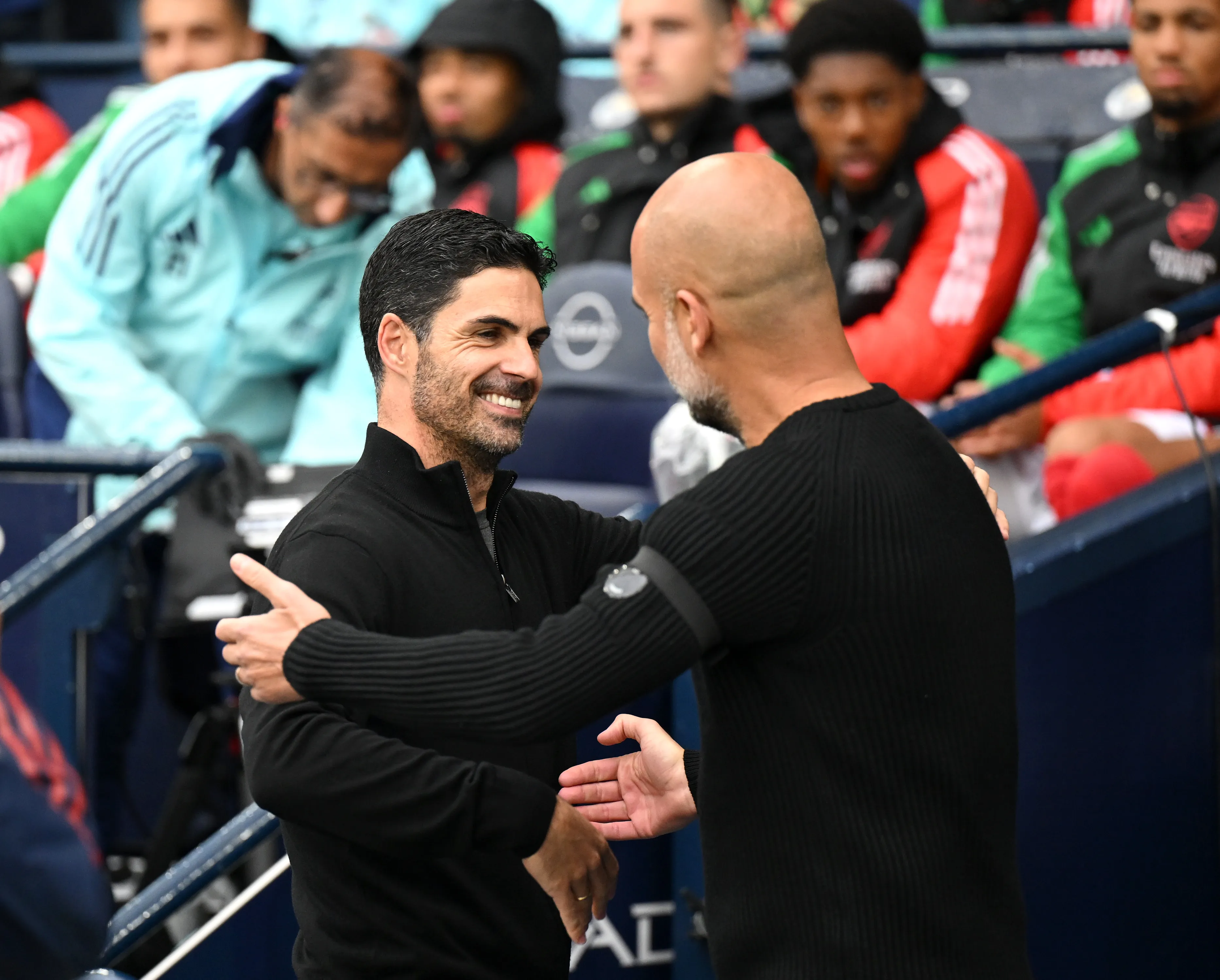 Pep Guardiola y Mikel Arteta, entrenadores de Manchester City y Arsenal. (Getty Images)