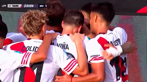 Gonzalo Montiel celebra junto a sus compañeros.