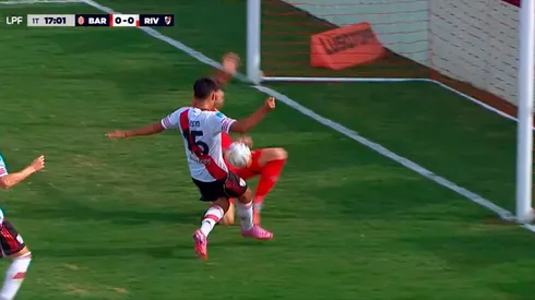 Fausto Vera impacta el balón en la mano de Gastón Campi y no sancionaron penal.