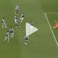 Atajadas imponentes de Dibu Martínez y golazo de Buendía para Aston Villa vs Newcastle