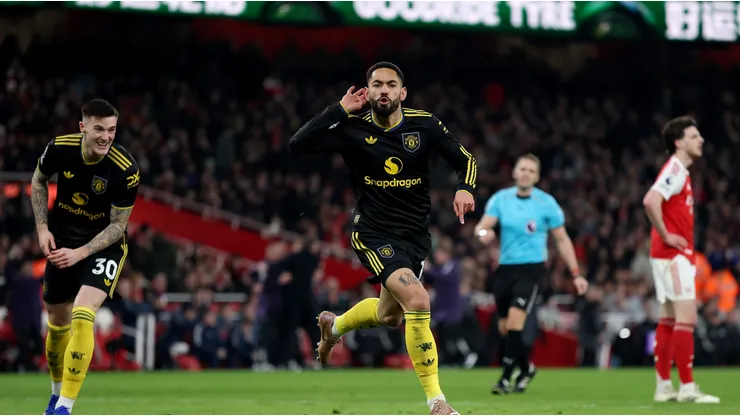 Matheus Cunha festeja su gol ante Arsenal.