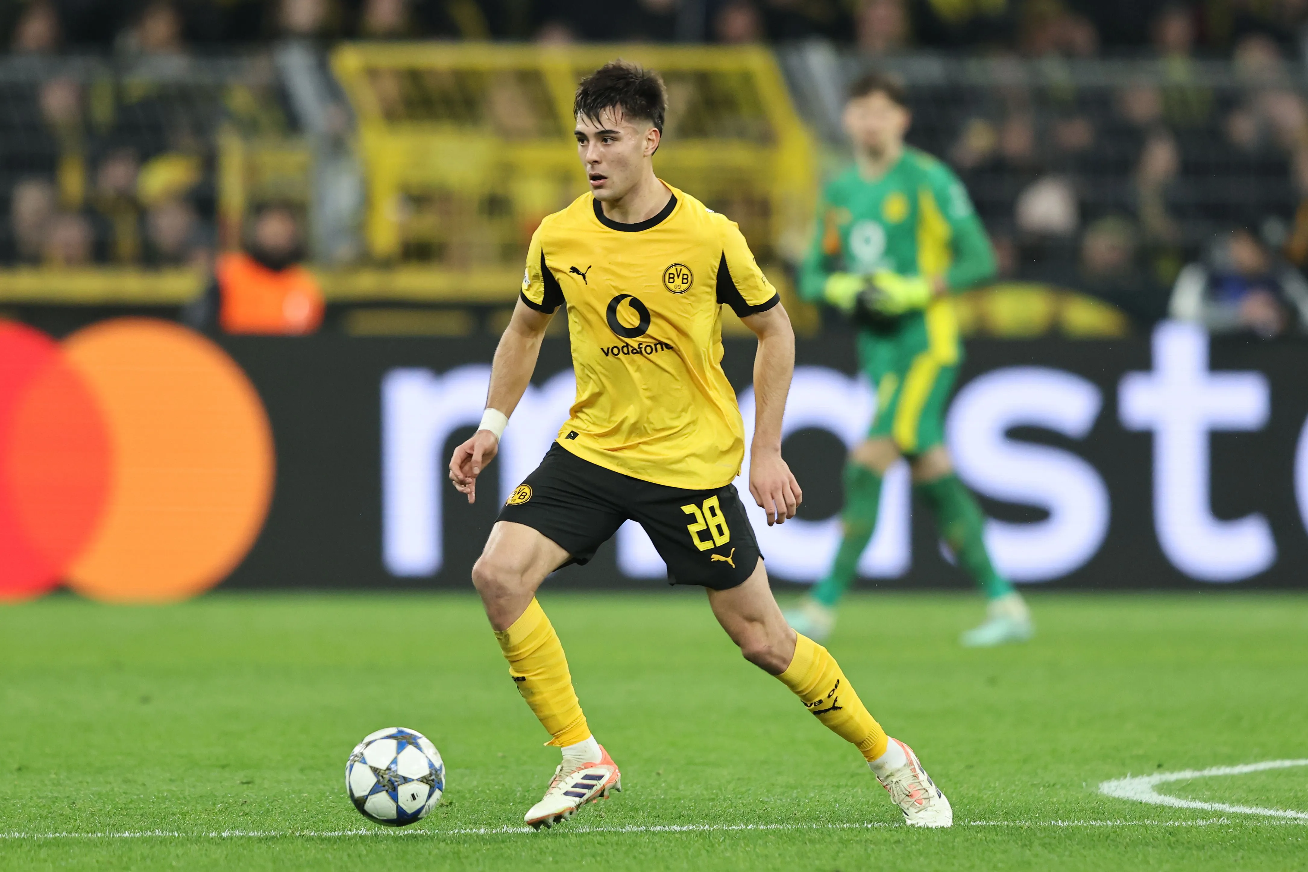 Aaron Anselmino, defensor argentino durante su estadía en Borussia Dortmund. (Getty Images)