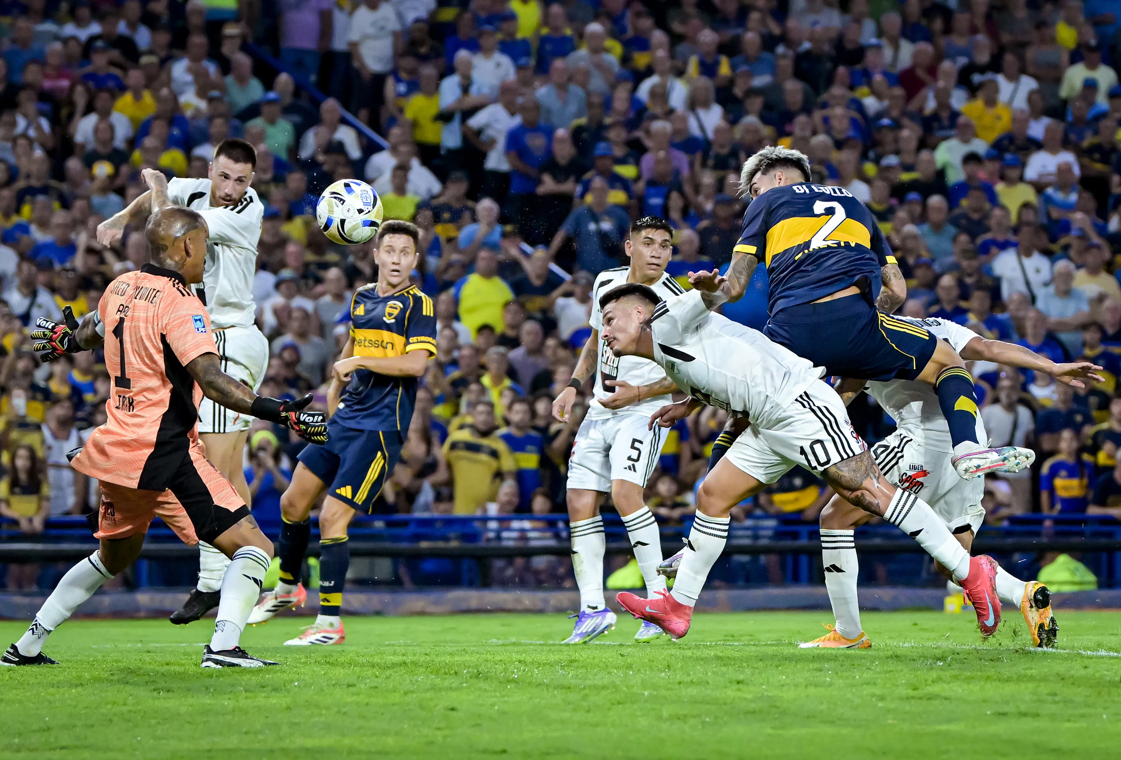Arce no pudo hacer nada ante el cabezazo de Di Lollo. (Foto: Getty).